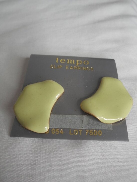 tempo Jewelry - Vintage 1980s yellow green on goldtone Abstract Earrings Clip on Costume jewelry
